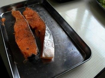 step2: 鮭魚表面用餐巾紙擦乾並檢查魚刺，用鮭魚醃料醃漬10-15分鐘