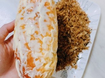 step9: 待包放涼後，在表面塗上蛋黃沙律醬，最後沾上海苔肉鬆