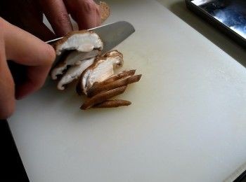 step1: 香菇切片。胡蘿蔔切絲。木耳切絲。蔥切蔥花。米洗乾淨備用。蟹肉棒剝成絲。