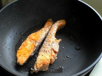 step3: 熱鍋加油，放入鮭魚煎至兩面焦黃後取出