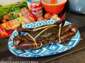 step1: 將蟹劏好，切件，用刀背拍一拍<a href="https://bit.ly/2YzwBVG" target="_blank" data-keyword="蟹鉗" class="guide-link"><strong>蟹鉗</strong></a> <span style="display:inline-block;vertical-align:middle;margin-top:-3px;color:initial;border-radius:3px;padding:2px 3px;font-size:12px;line-height:14px;background:#87d300;color:#fff;">即買</span> 位置，洗淨，瀝乾。