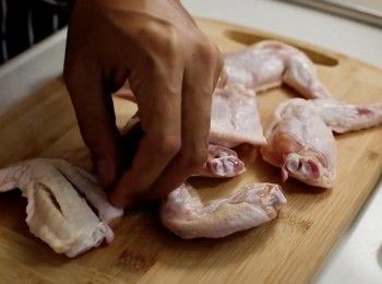 step1: 首先把<a href="https://bit.ly/3zHU5V3" target="_blank" data-keyword="雞翼" class="guide-link"><strong>雞翼</strong></a> <span style="display:inline-block;vertical-align:middle;margin-top:-3px;color:initial;border-radius:3px;padding:2px 3px;font-size:12px;line-height:14px;background:#87d300;color:#fff;">即買</span> 洗乾淨
然後在表面用刀劃下幾條線

詳細可以直接參考影片 ：）