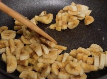 step2: 用平低鍋，加入奶油+香蕉。
個人喜好可以加一點糖。

使用小火拌炒成香蕉泥。