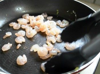 step2: 熱鍋加油，放入蛋白炒熟後取出。接著放入鳳梨炒至表面水分較少後取出。放入蝦仁炒熟後取出
