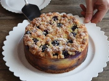 step7: 在已預熱攝氏170度焗15分鐘後,加入表面脆粒再焗約30-35分鐘