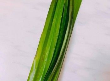 step1: 把班蘭葉剪碎加水放入攪拌機打碎