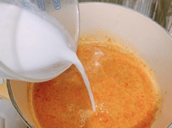 step3: 倒入咖哩醬炒香，再加入椰奶，慢慢加入水、魚露及椰糖，煮沸