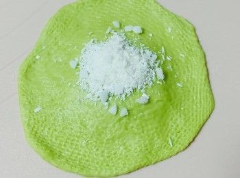 step4: 每個麵團包入椰絲及少量珍珠糖。