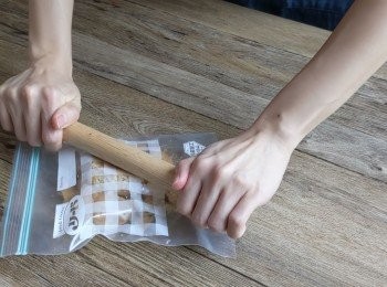 step1: 用麵棍壓碎消化餅乾,加入已溶無鹽牛油並混合