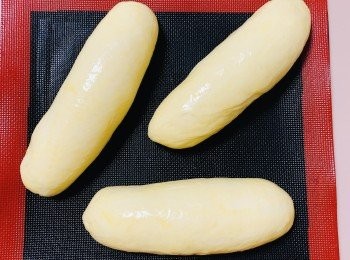 step8: 在麵團塗上蛋液，放進焗爐以180度焗16分鐘