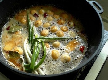 step3: 倒入可樂加入蔥，蓋上鍋蓋