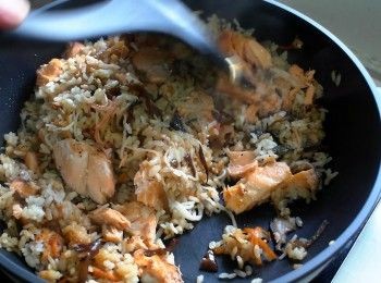 step8: 壓碎鮭魚並將其與米飯混合均勻(看各人口味用鹽調整鹹度)