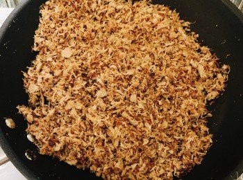 step2: 把肉絲放進平底鍋上，將所有調味料加入，炒至乾身