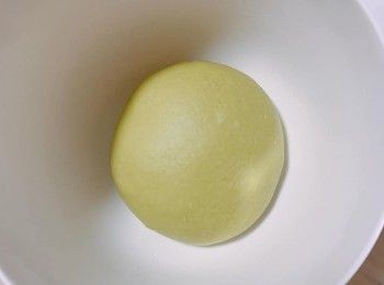 step1: 把高筋麵粉、低筋麵粉、砂糖、酵母粉及雞蛋加入廚師機，再逐少加入班蘭汁及椰奶，打發5分鍾成團後，加入牛油，麵團打發至呈光滑狀態。