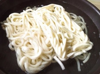 step2: 中火水滾煮烏冬2分鐘，放涼