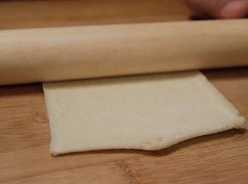 step1: 準備:
●把麵包四邊的皮切掉。
●把香蕉切成小塊。
●把雞蛋鹽打發成溶液。

把吐司壓平。

詳細歡迎參考影片：)