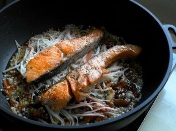 step6: 放入洗好的米攪拌均勻後倒入罐頭高湯，撒上蟹肉棒絲並放上鮭魚