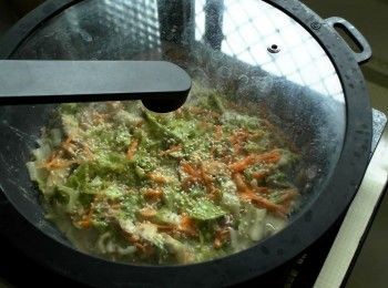step4: 表面灑上白芝麻轉最小火並蓋鍋蓋悶煮
