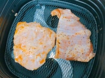 step4: 豬頸肉以180度氣炸15分鐘，切成片狀
