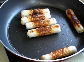 step2: 熱鍋加油，放入竹輪捲中火煎至表面微微焦