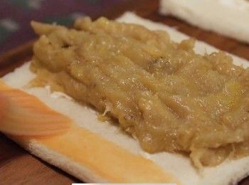 step3: 吐司（個人喜好）抹上奶油乳酪。
加入香蕉泥。
在吐司邊抹上蛋液。然後把吐司捲起來。