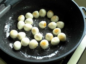 step1: 熱鍋，加入1.5大匙油，油熱後放入薑片、水煮蛋煎至表面出現微微焦黃