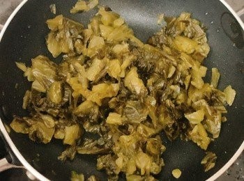 step8: 酸菜放進沸水一會撈起，再下油放鑊炒乾備用