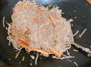 step5: 加入打發好的雞蛋，再加入金邊粉並加入所有<span class="group_2">調味料</span>，再加入炒好的配料，炒至均勻