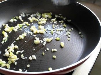 step3: 同鍋補點油，放入蔥花與蒜末爆香