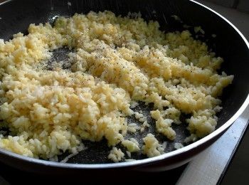 step4: 放入拌入蛋黃的白飯，盡量炒至粒粒分明。加入所有調味拌勻