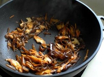 step5: 放木耳與醬油、蠔油、味醂拌炒均勻