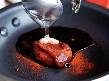 step1: ●雞蛋放入鍋中煮 10 分鐘。放涼以後把蛋殻剝掉備用。
●鍋子中加入所有調味料和水。用小火加熱攪拌均勻。

詳細歡迎參考影片：)