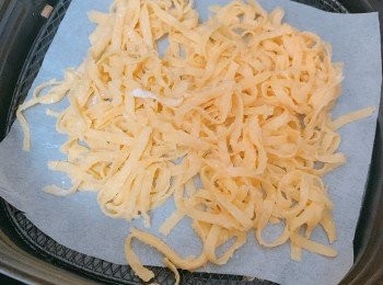 step6: 將部分蛋麵噴油，放入氣炸鍋以200度氣炸10分鐘