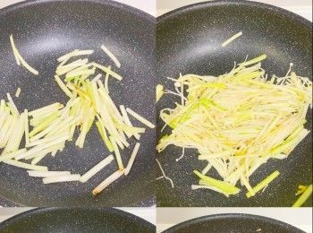 step1: 伊麵汆水去油
菇類洗淨切片，韭黃洗淨切段
熱鑊爆炒韭黃
再加入菇類爆炒