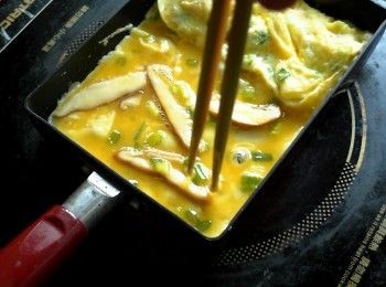 step3: 再倒入三分之一的蛋汁，轉動鍋子讓蛋液佈滿鍋子