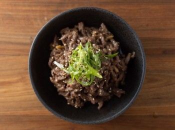 step3: 最後盛碗再放上青蔥與白芝麻就完成了。