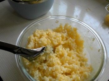 step1: 蛋黃蛋白分離，蛋黃拌入白飯中。鳳梨切小塊