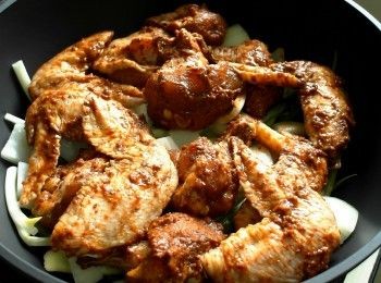 step3: 上層放上醃好的雞翅/雞小腿，加入30cc米酒