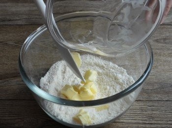 step3: 混合杏仁粉,低筋麵粉和砂糖,加入冷的無鹽牛油,並用指尖把牛油搓入粉類中