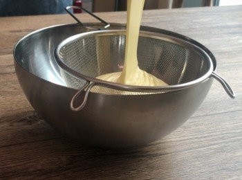 step5: 把麵糊過篩使其更順滑