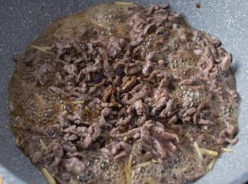 step2: 接著加入所有調味料煨煮、拌炒收汁。