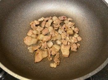 step4: 用1湯匙油燒熱鑊，放入五花腩煎至兩面金黃，取出備用