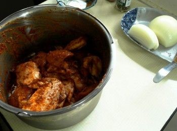 step1: 雞翅/雞小腿洗淨擦乾後與所有<span class="group_2">醃料</span>拌勻冷藏3-4小時