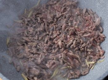 step1: 首先熱油鍋，將薑絲爆香後，加入牛肉絲拌炒。