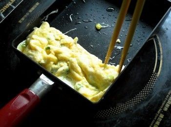 step2: 熱鍋加油，倒入三分之一的蛋汁，底部開始凝固後就盡量捲起來靠邊放