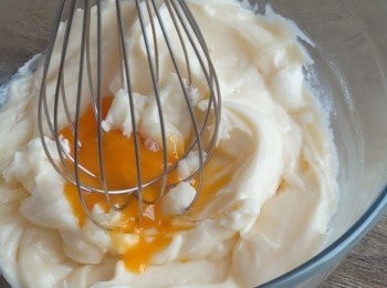 step4: 把忌廉芝士,砂糖,蛋黃,蛋白,檸檬汁,香草精及忌廉順序拌勻,再篩入玉米澱粉