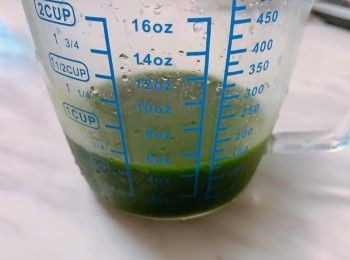 step4: 倒走表面淺色的水，留取深綠色部分備用