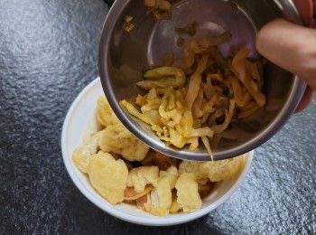 step3: 榨菜開包用水略沖； 瀝乾備用（主要是去掉炸菜面上的色素）;  把豆卜及榨菜絲與雞件撈勻放碟上;  蒸20分鐘至雞熟透便完成。