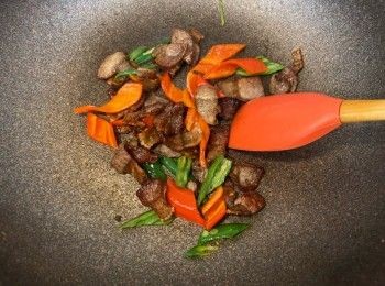 step5: 將油倒去只留回小小，原鑊放入紅椒及青椒兜熟，放入五花腩片兜勻，完成