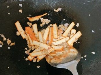 step4: 先燒熱油，將蔥、蔥頭、菜脯、芽菜、豆腐乾及蝦爆香撈起備用